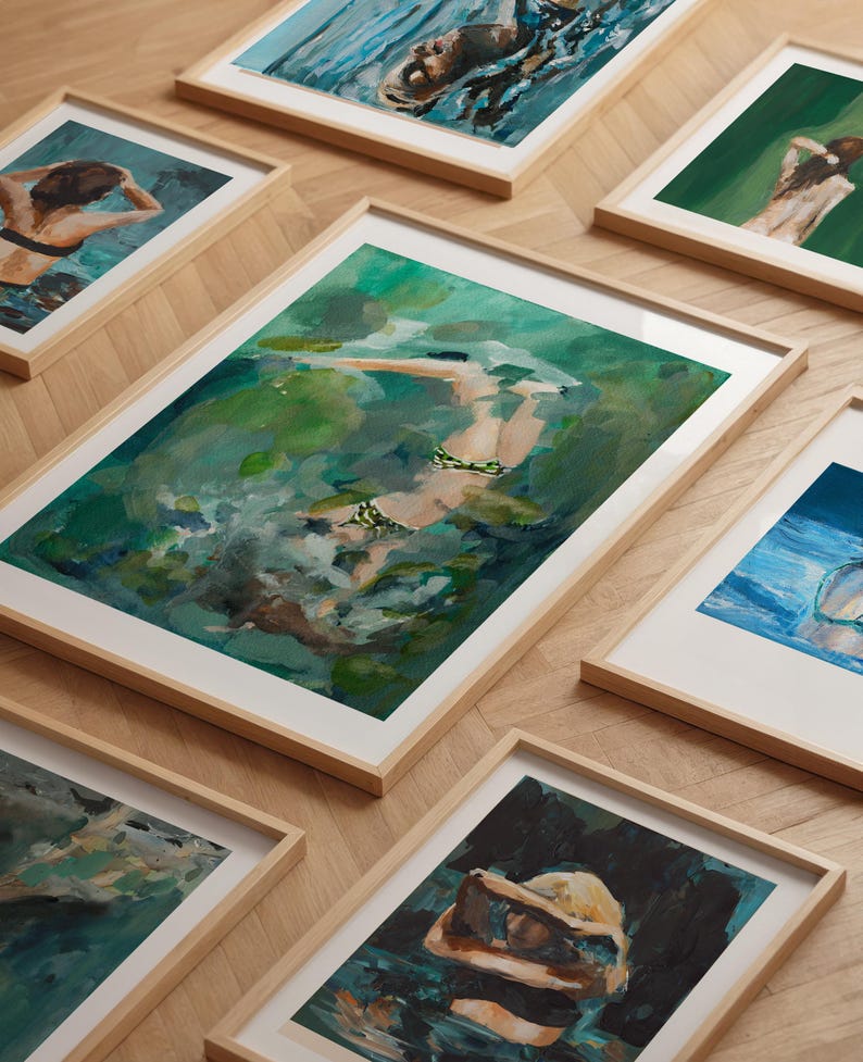 K&ouml;nnte beinhalten: Eine Sammlung gerahmter Kunstdrucke mit abstrakten Gem&auml;lden von Figuren im Wasser. Die Drucke sind in verschiedenen Gr&ouml;&szlig;en und haben helle Holzrahmen.