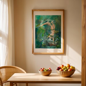 K&ouml;nnte beinhalten: Ein gerahmtes abstraktes Gem&auml;lde einer Person in einer gr&uuml;n-blauen Landschaft. Das Gem&auml;lde h&auml;ngt an einer Wand in einem Raum mit einem Holztisch und Korbst&uuml;hlen. Auf dem Tisch stehen zwei Korbwaren, gef&uuml;llt mit Obst.