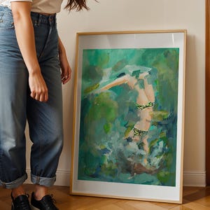 K&ouml;nnte beinhalten: Ein gerahmtes abstraktes Gem&auml;lde, das eine Person in einer gr&uuml;n-blauen Landschaft zeigt. Die Person tr&auml;gt einen gr&uuml;n-wei&szlig;en Bikini und ist teilweise im Wasser versunken. Das Gem&auml;lde ist in einem lockeren, gestischen Stil ausgef&uuml;hrt.