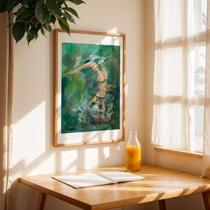 K&ouml;nnte beinhalten: Ein gerahmtes Aquarellbild einer Person in einem gr&uuml;n-schwarzen Badeanzug, die in einer gr&uuml;n-blauen Wasserszene steht.