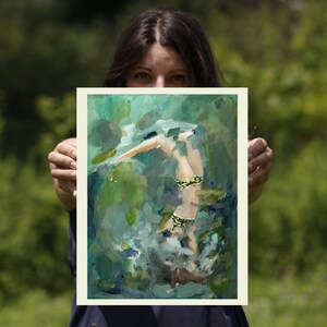 K&ouml;nnte beinhalten: Ein Gem&auml;lde einer Person in einem gr&uuml;n-wei&szlig;en Badeanzug, die unter Wasser schwimmt. Das Gem&auml;lde ist in einem lockeren, impressionistischen Stil gehalten, mit vielen Pinselstrichen und Textur. Die Farben sind haupts&auml;chlich gr&uuml;n und blau, mit einigen wei&szlig;en und gelben Akzenten.