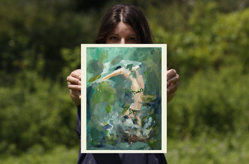 K&ouml;nnte beinhalten: Ein Gem&auml;lde einer Person in einem gr&uuml;n-wei&szlig;en Badeanzug, die unter Wasser schwimmt. Das Gem&auml;lde ist in einem lockeren, impressionistischen Stil gehalten, mit vielen Pinselstrichen und Textur. Die Farben sind haupts&auml;chlich gr&uuml;n und blau, mit einigen wei&szlig;en und gelben Akzenten.