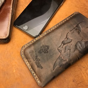 Capa de couro para iPhone com caveira esculpida, costurada à mão M4