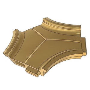 Op de afbeelding: Een gouden hoeklijst met een decoratief ontwerp. De lijst heeft een glad, afgerond oppervlak en een licht verhoogde rand.