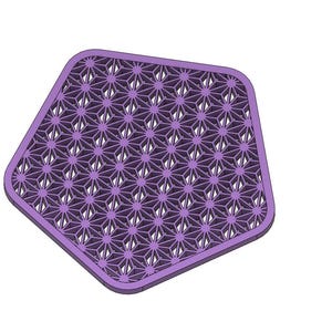 Peut inclure: Un dessous-de-verre de forme géométrique violet avec un motif répétitif de petites fleurs blanches.