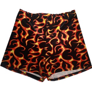 Puede incluir: Shorts negros con un patrón de llamas en rojo, amarillo y naranja.