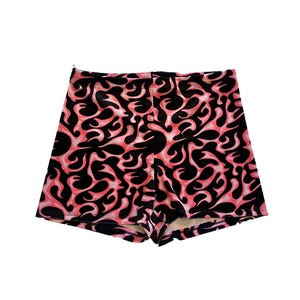Puede incluir: Shorts estampados en negro y rosa. Los shorts presentan un diseño repetitivo en forma de llama rosa sobre un fondo negro. Los shorts tienen un estilo ajustado y están hechos de una tela suave, posiblemente elástica.