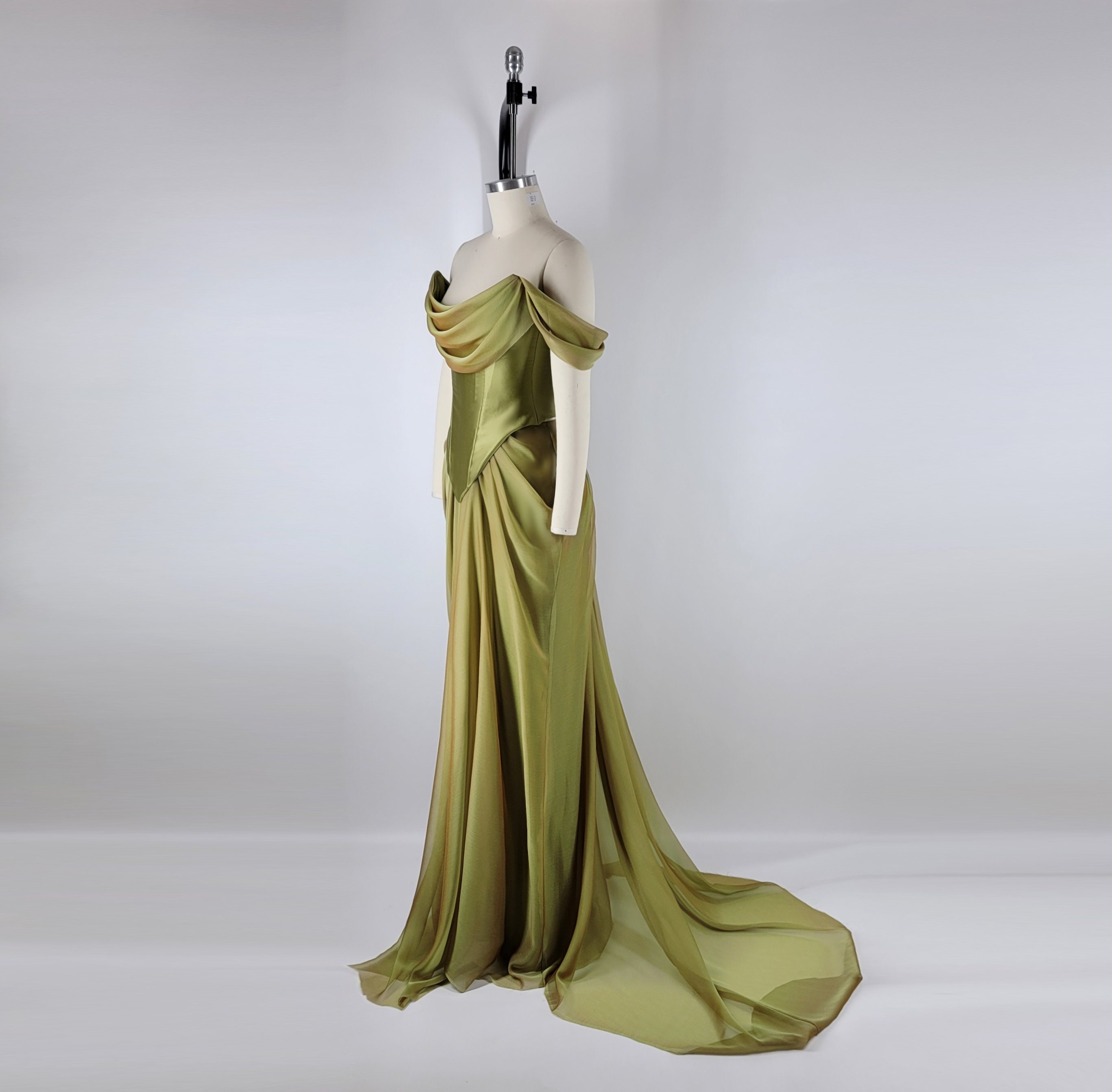 ★★ ★★ Here Olive Satin Strappy Top J222903 LD Satin strappy top with lace