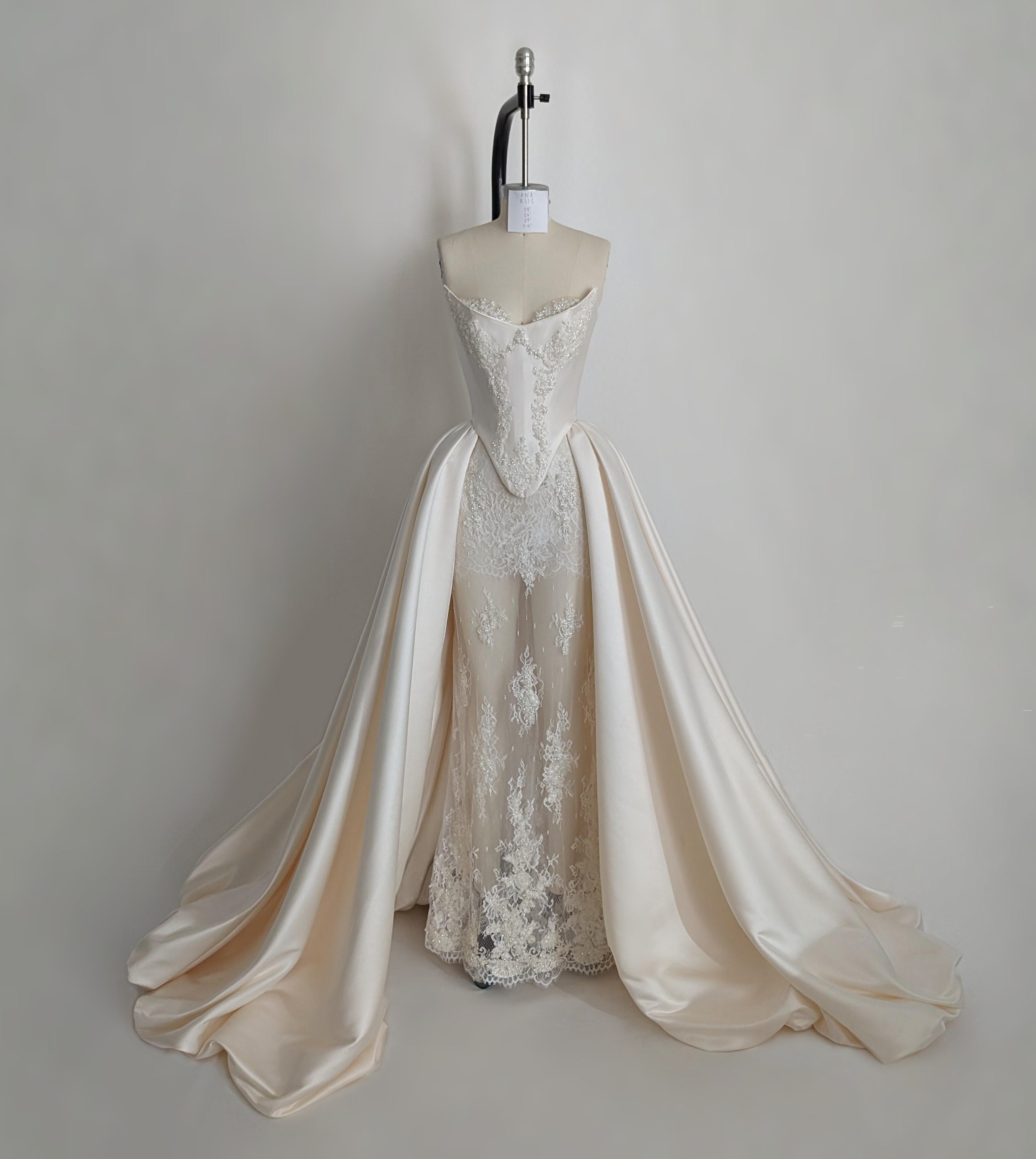 SOPHIA Vestido de novia con falda extraíble, corte A, estilo duquesa, de  seda, con cuentas y encaje Chantilly, cintura vasca, hombros descubiertos