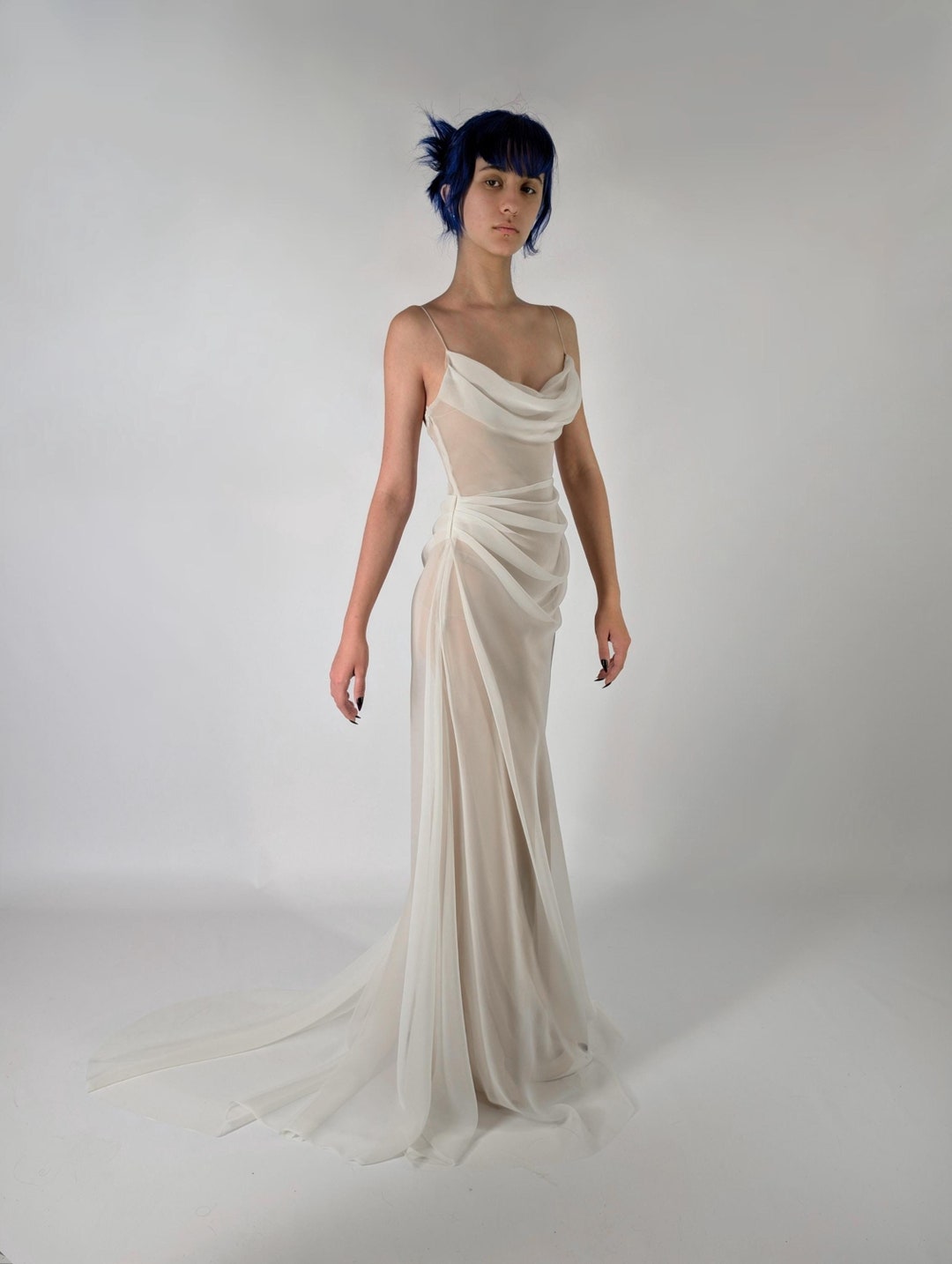 Vestido de novia de gasa blanca drapeada con malla transparente