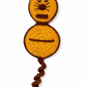 Può includere: Un segnalibro all'uncinetto a forma di gatto con una testa circolare gialla bordata di marrone scuro, tratti del viso ricamati e due orecchie a punta. Il corpo è un disco giallo con una lunga coda a spirale marrone scuro.