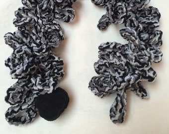 Crochet Ruffled Collar Neck Warmer - Black & White