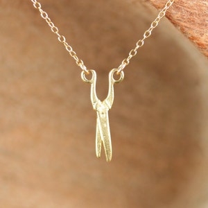 Collar de tijera - collar de tijeras de oro - collar de peluquería - regalo menor de 30 años - un par de tijeras de oro en una cadena de vermeil de oro de 14k