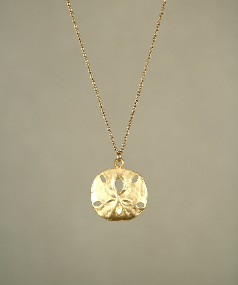 Halsband med guldsanddollar - fint halsband - en nätt guldsanddollar som hänger från en kedja i 14 karat guld med vermeil-motiv bild 1