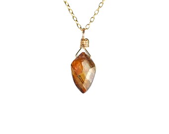Collier tourmaline : pendentif en cristal aux tons ocre, petite gemme taille cerf-volant chaîne en or 14 carats