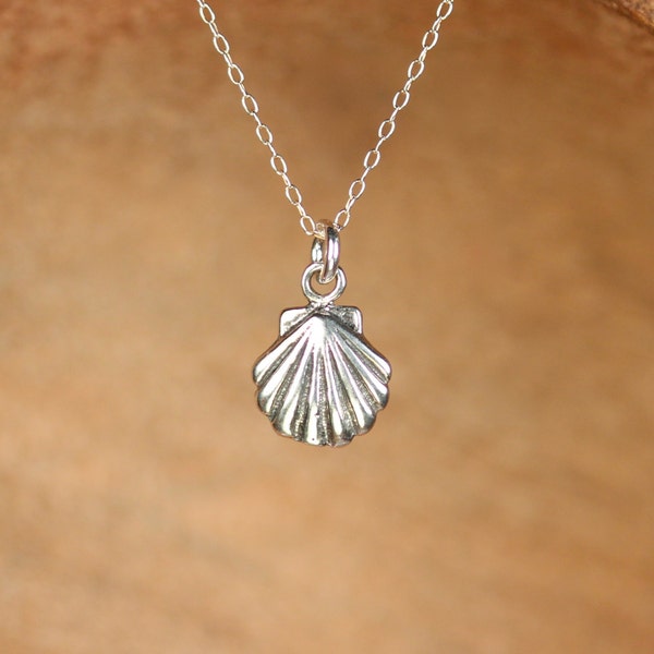 Zilveren schelpketting - kleine schelpketting - zeeschelp - mantelketting - een sterling zilveren tweekleppige schelp op een sterling zilveren ketting