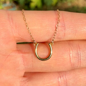 Guldhästskohalsband, lyckohalsband, lyckoberlock, lager-på-lager-smycken, liten guldhästsko, fint hänge, 14k guld vermeilkedja bild 2