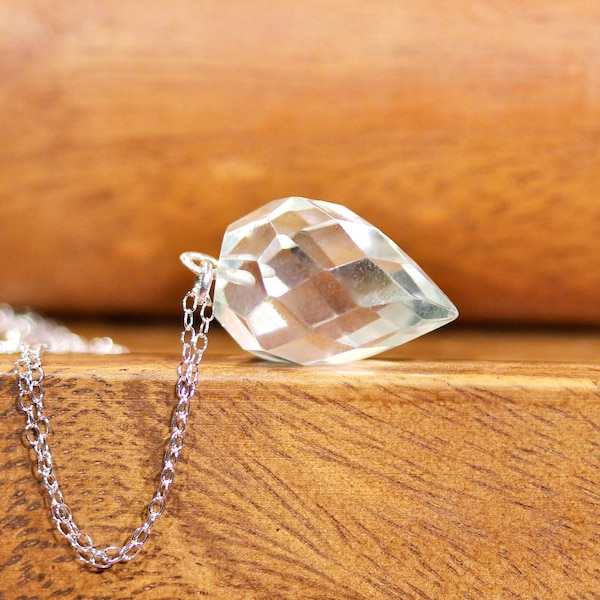 Collier en quartz, collier pendule, collier en cristaux d'énergie, pendentif chakra, une pointe en cristal de quartz transparent sur une chaîne en argent sterling