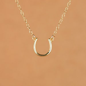 Guldhästskohalsband, lyckohalsband, lyckoberlock, lager-på-lager-smycken, liten guldhästsko, fint hänge, 14k guld vermeilkedja bild 5