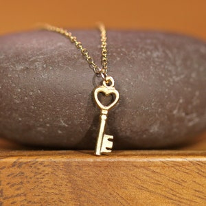 Collar "Llave de mi corazón", colgante de esqueleto pequeño, cadena delicada chapada en oro de 14k. imagen 3