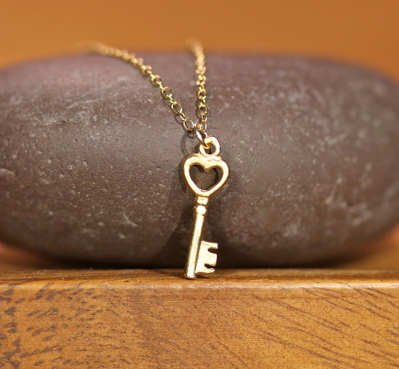 Collar "Llave de mi corazón", colgante de esqueleto pequeño, cadena delicada chapada en oro de 14k. imagen 3