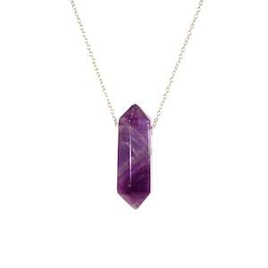 Collar con péndulo de amatista: colgante de punta de cristal púrpura, piedra natal de febrero.