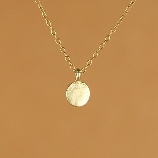 Petit collier en or à pois - collier de tous les jours - collier délicat - collier à pois - collier cercle - un petit disque en or sur une chaîne en or vermeil 14 carats