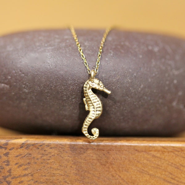 Seepferdchen-Halskette, kleines Seepferdchen, goldener Seepferdchen-Anhänger, süße Halskette, - ein 14-karätiges Gold-Vermeil-Seepferdchen an einer 14-karätigen Gold-Vermeil-Kette
