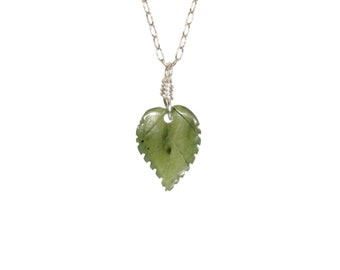Collana con foglia verde, ciondolo a foglia di giada, collana con pietra verde, foglia di cristallo, per amanti della natura, foglia intagliata a mano su catena in argento sterling