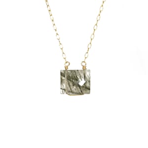 Quarz Halskette, Grünquarz Rechteck Kette, Moosquarz Anhänger, Heilkristall, zierliche 14k gold filled Kette