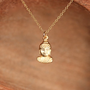 Collar de buda de oro - collar de yoga - collar de buda de oro - una preciosa cabeza de buda de oro que cuelga de una cadena vermeil de oro de 14k