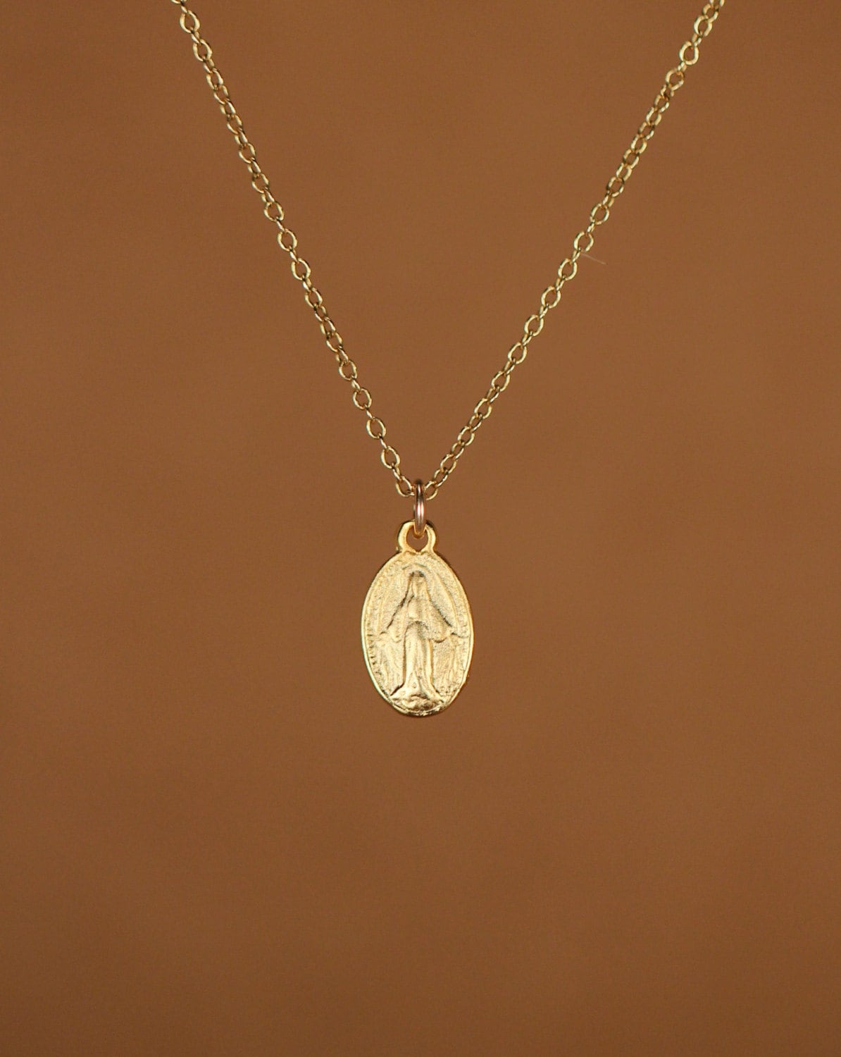 Nofade Silver Gold Virgin Mary Necklace for Women Men 18K Gold Plated  Miraculous Medal Oval Pendant Necklace Catholic Religious Christian Jewelry  | Amazon.com