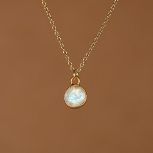 Colar de pedra da lua - pedra da lua dourada - pedra do mês de junho - pequena pedra da lua - uma pedra da lua com engaste em ouro vermeil 14k em uma corrente de ouro 14k preenchido