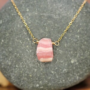 Rhodochrosiet-hangerketting: 14k gold filled, met draad omwikkeld roze kristal