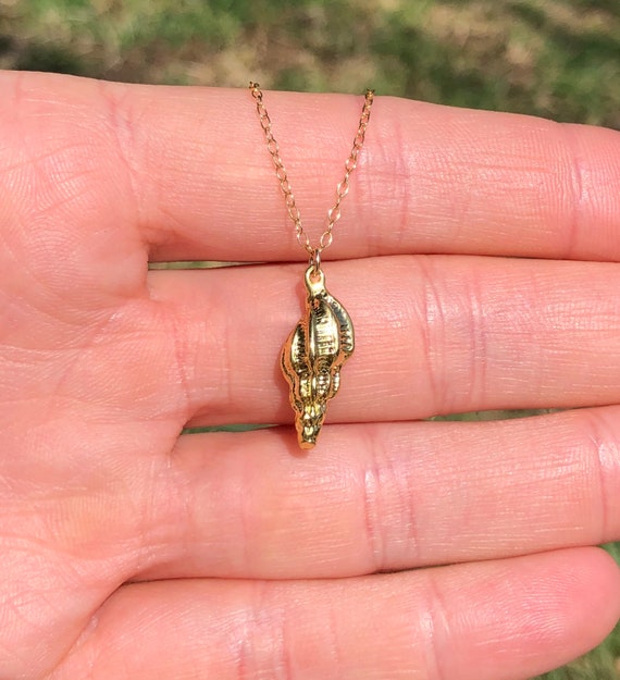 Shell necklace in gold, seashell pendant, conch shell jewelry, dainty gold shell, beach jewelry, boho necklace, summer necklace