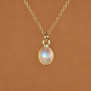 Collar de piedra lunar - piedra lunar dorada - piedra de nacimiento de junio - una piedra lunar arcoíris con bisel dorado en una cadena rellena de oro de 14k