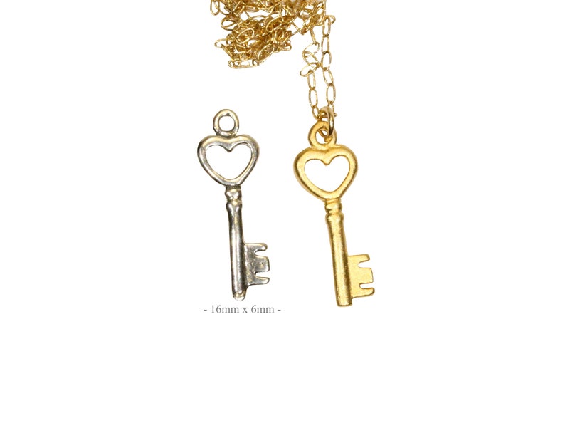Puede incluir: Dos collares de oro con llaves en forma de coraz&oacute;n. Las llaves miden 16 mm x 6 mm.