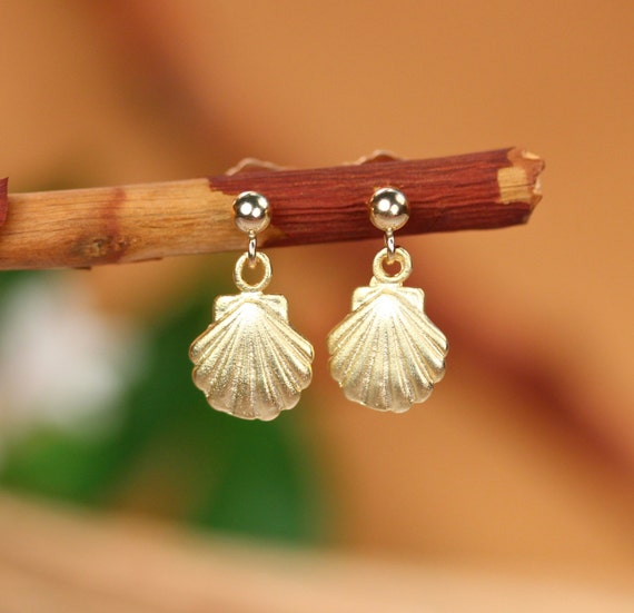 Tiny gold shell earrings, clam shell earrings, scallop earrings, gold clam shell earrings , gold clam stud earrings, gold studs