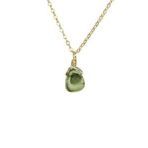 Turmalin Halskette, grüner Turmalin Schmuck, Kristallhalskette, Boho Halskette, eine winzige Scheibe Turmalin an einer 14k gold filled Kette
