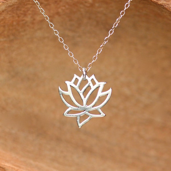 Collier lotus : pendentif fleur épanouie en argent sterling