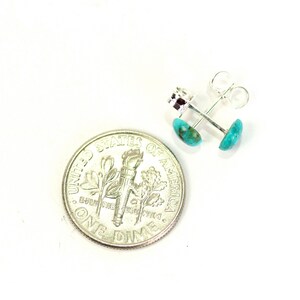 Pu&ograve; includere: Un paio di orecchini in turchese con perni e retro in argento. Gli orecchini sono circa delle dimensioni di una moneta da dieci centesimi.