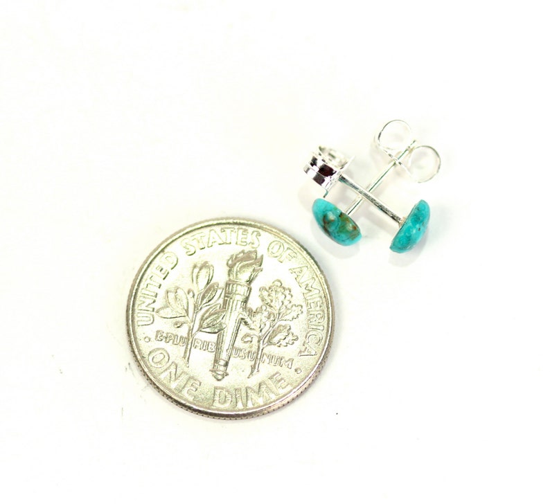 Pu&ograve; includere: Un paio di orecchini in turchese con perni e retro in argento. Gli orecchini sono circa delle dimensioni di una moneta da dieci centesimi.
