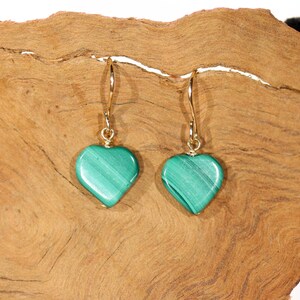 Peut inclure: Une paire de boucles d'oreilles en forme de c&oelig;ur en or avec des pierres de malachite vertes.