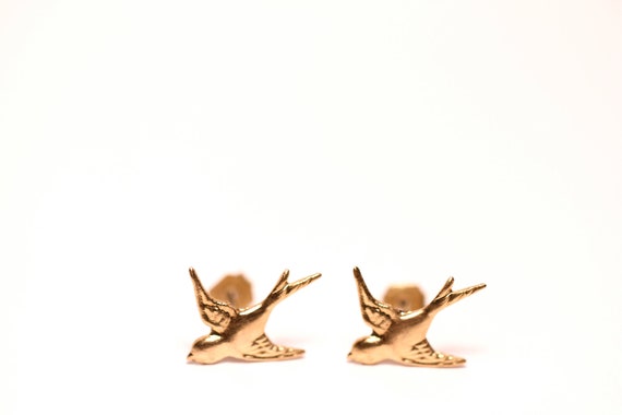 Swallow earrings, flying bird stud earrings, soaring birds, gold bird earrings, sparrow earrings, sparrow stud earrings