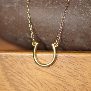 Guldhästskohalsband, lyckohalsband, lyckoberlock, lager-på-lager-smycken, liten guldhästsko, fint hänge, 14k guld vermeilkedja bild 3