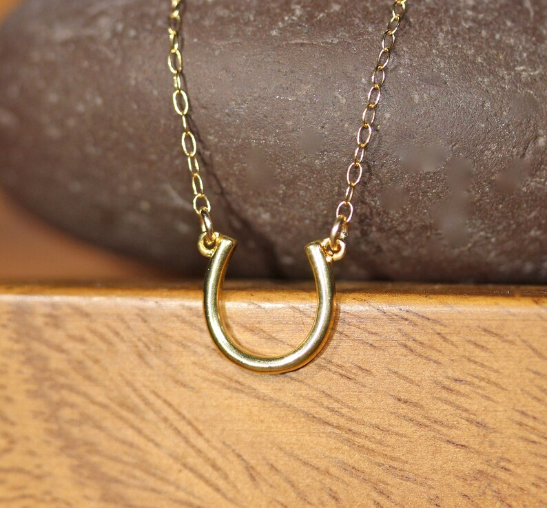 Guldhästskohalsband, lyckohalsband, lyckoberlock, lager-på-lager-smycken, liten guldhästsko, fint hänge, 14k guld vermeilkedja bild 3
