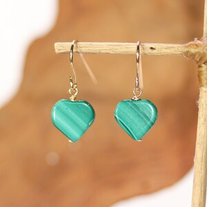 Peut inclure: Une paire de boucles d'oreilles en or en forme de c&oelig;ur avec des pierres de malachite vertes.