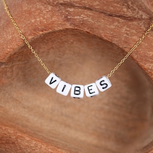 Good vibes halskette, buchstaben halskette, wort halskette, süße geschenkidee, namen halskette, brauch schmuck, süßes wort schmuck