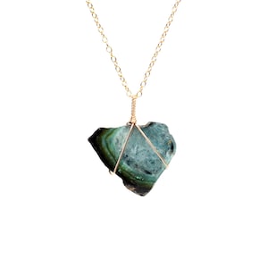 Grüne Turmalin Scheibe Halskette - Rohe Turmalin Halskette - Heilstein Halskette - Ein in Draht gewickelter Turmalin Anhänger an einer 14k gold filled Kette
