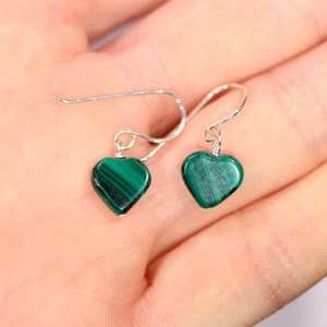 Peut inclure: Une paire de boucles d'oreilles en argent en forme de c&oelig;ur avec des pierres de malachite vertes.
